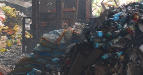 Hơn 1.500 học sinh phải nghỉ học vì cửa hàng bán thuốc trừ sâu bốc cháy