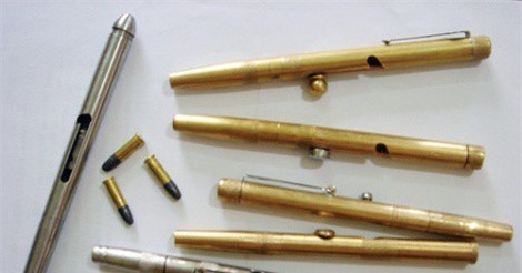 Khoe bút súng, nam thanh niên lỡ tay bắn bạn trọng thương