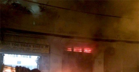 Lửa lớn bao trùm cửa hàng túi xách, chủ nhà hoảng hốt tháo chạy