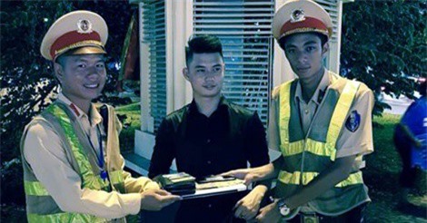 Nam thanh niên vui mừng nhận lại nhiều tài sản giá trị từ CSGT