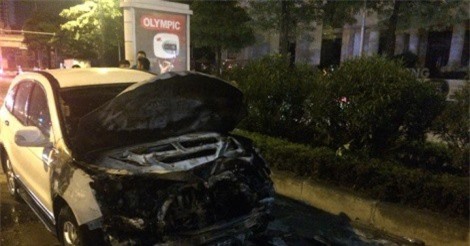 Ôtô kéo lê xe máy hơn 100m, cả 2 xe bốc cháy ngùn ngụt trong đêm