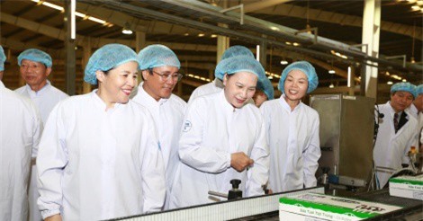 Vinamilk chia sẻ khó khăn với trẻ em vùng lũ 