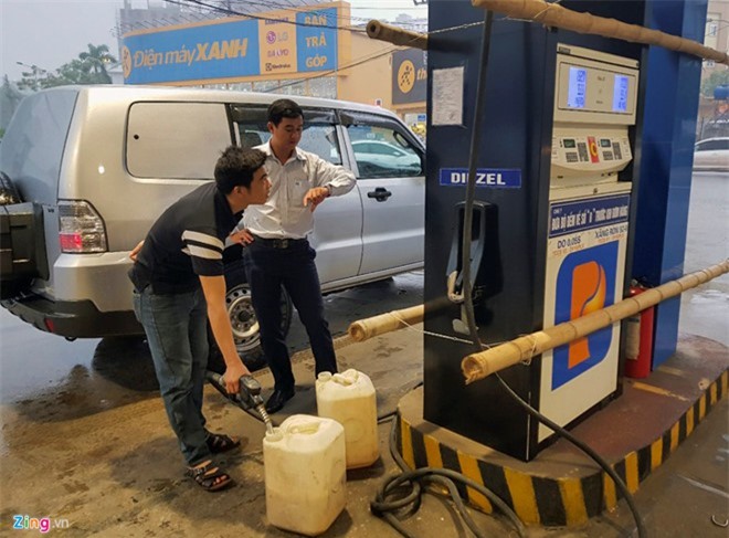 Yêu cầu đóng cửa cây xăng tự ý tăng giá sau bão số 10 