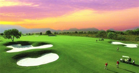 Sergio Garcia mất 30 phút để cứu bóng khỏi bẫy nước mặt bên tại vòng 4 BMW Championship