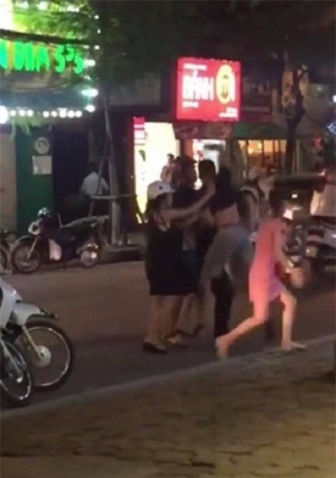 Bị cho là "nhìn đểu", thanh niên vác hung khí hành hung người dân