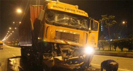 Hai xe container tông nhau, một tài xế chết thảm