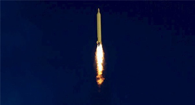 Iran khoe tên lửa đạn đạo "khủng" mang đầu đạn hạt nhân