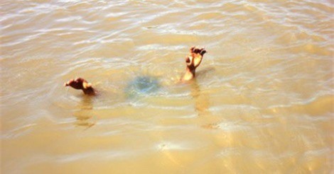 Tắm hố nước cạnh trường, 2 nam sinh đuối nước tử vong 