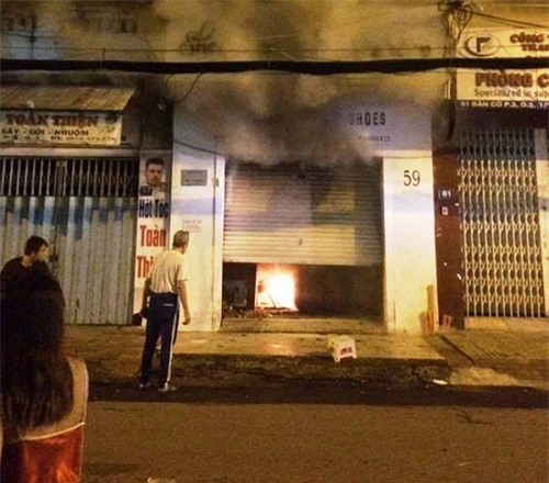 Thanh niên đốt cửa hàng túi xách trị giá 800 triệu của bạn gái