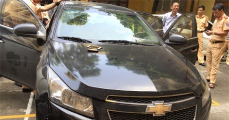 Bắt ôtô gắn biển xanh giả, nghi tàng trữ ma túy