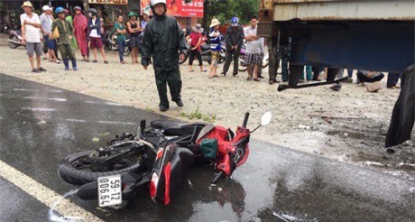 Va chạm kinh hoàng với xe container, hai sinh viên thương vong 