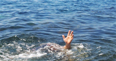 Lao xuống hồ cứu bạn, 2 em bé đuối nước thương tâm