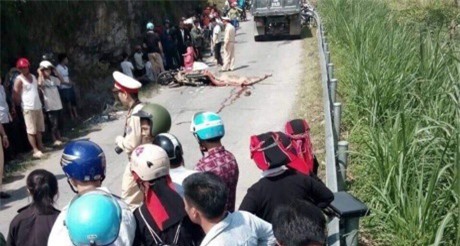 Ngã vào gầm xe tải, ba mẹ con chết thảm