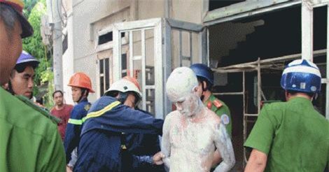 Thanh niên nghi "ngáo đá" bôi vôi đầy mình đòi nhảy lầu