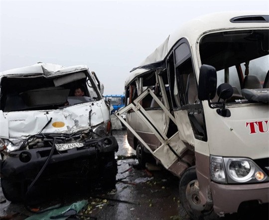 Xe khách băng qua dải phân cách tông vào xe bồn, 5 người nguy kịch