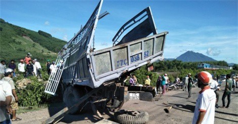 Tàu hỏa húc văng xe tải, 1 người trọng thương nhập viện