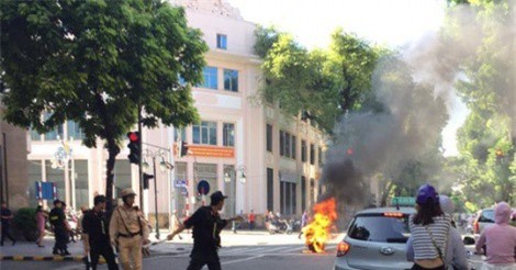 Xe tay ga đang chạy, bất ngờ bốc cháy trên phố Tràng Tiền 