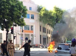 Xe tay ga đang chạy, bất ngờ bốc cháy trên phố Tràng Tiền