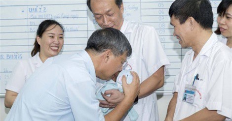 Bé trai sơ sinh bị bỏ rơi ở Viện Huyết học và Truyền máu TW