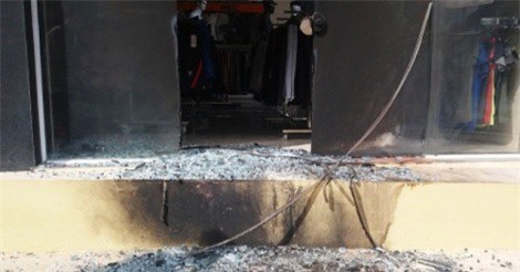 Bị kẻ xấu ném "bom xăng", căn nhà bốc cháy dữ dội trong đêm