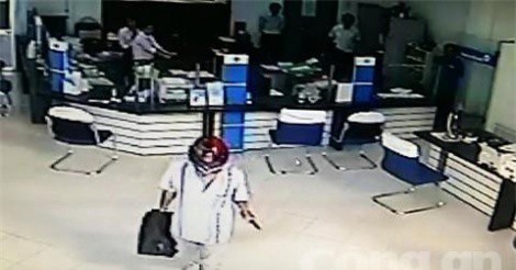 Cướp ngân hàng ở Vĩnh Long: Phát hiện trang phục, túi xách của nghi phạm