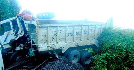 Tàu hỏa đâm xe tải đi 200m, đường sắt tê liệt gần 4 giờ