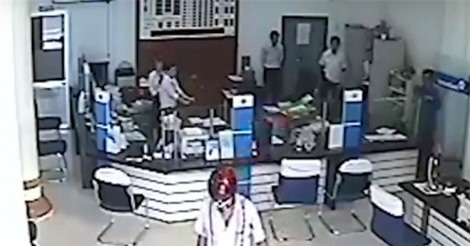 Clip: 3 phút gây án của kẻ cướp ngân hàng ở Vĩnh Long