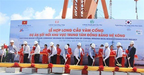 Sau 4 năm xây dựng, chính thức hợp long cầu Vàm Cống