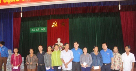 Hà Tĩnh: Tân Hiệp Phát trao quà cho người dân bị ảnh hưởng của bão số 10