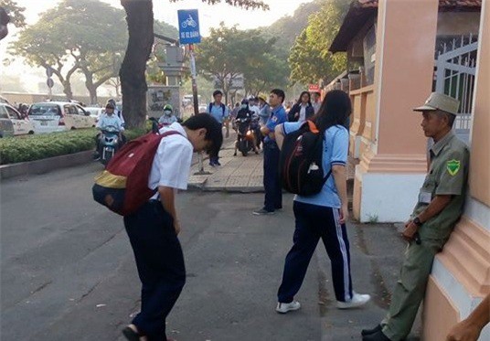 Clip học sinh chuyên Lê Hồng Phong cúi chào bác bảo vệ gây "bão" mạng xã hội