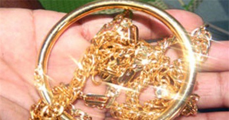 Vờ làm khách hàng, "nữ quái" trộm 100 dây truyền vàng trong chớp mắt