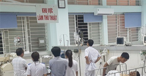 Bị tường đổ trúng người, 1 giám đốc DN cùng công nhân nguy kịch