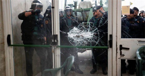 Cảnh sát Tây Ban Nha tịch thu thùng phiếu bầu tại Catalonia