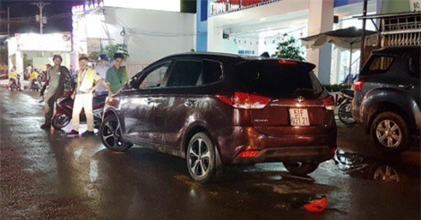 Người phụ nữ bị xe ôtô kéo lê hàng trăm mét tử vong