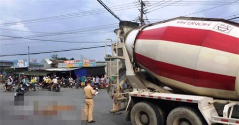 Xe bồn cuốn xe máy vào hầm, đôi nam nữ thương vong