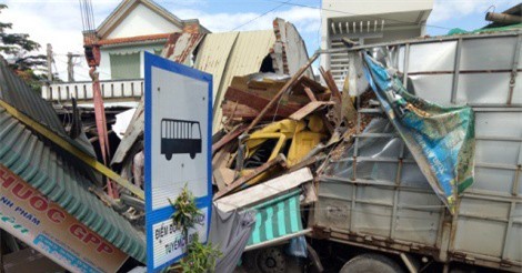 Xe tải chở gỗ mất lái tông sập 4 nhà dân, 1 phụ nữ bị mắc kẹt