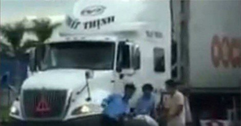 Nhân viên trạm thu phí đánh tài xế xe tải: Tình tiết bất ngờ