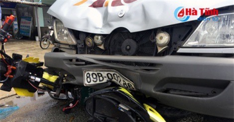 Ôtô kéo lê xe máy điện, 1 học sinh chết thảm