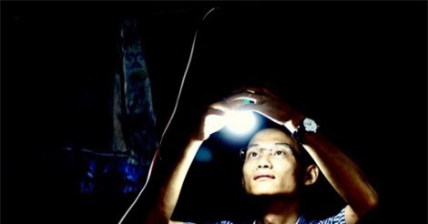 Vượt núi đem “ánh sáng” đến giáo viên vùng cao