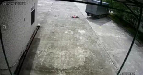 Đi bộ trong công ty, nữ công nhân bị xe tải tông tử vong