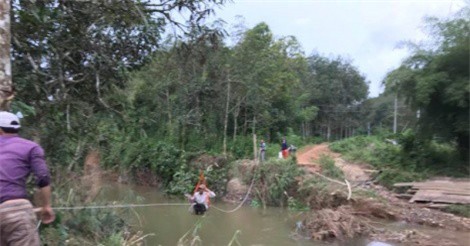 Lũ cuốn trôi 6 cây cầu, người dân "chế" lồng sắt đi qua sông