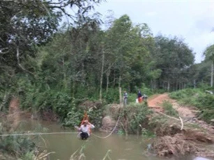Lũ cuốn trôi 6 cây cầu, người dân "chế" lồng sắt đi qua sông