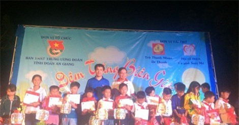 Trao hàng ngàn xuất quà cho trẻ em nhân dịp Tết Trung thu