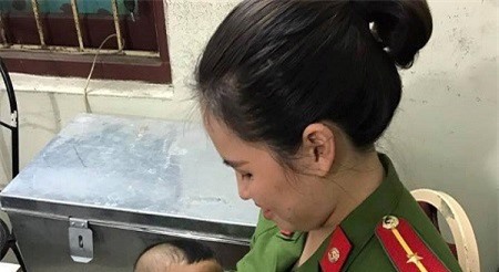 Bé trai bị bỏ rơi được nữ công an cho bú: "Tôi thương cháu như con mình"