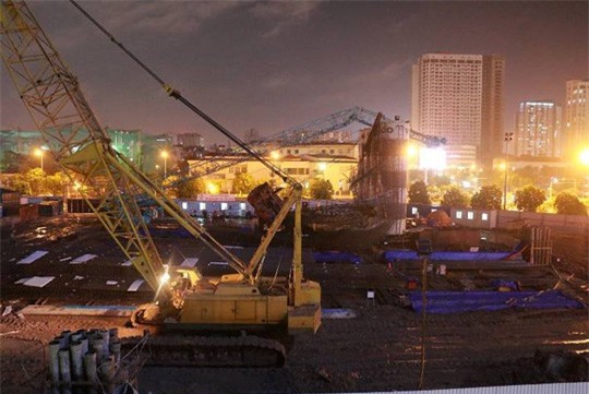 Hà Nội: Hoảng hồn 2 tháp cần cẩu đổ sập khi đang thi công