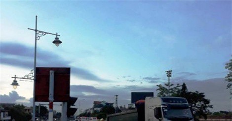 Lọt vào gầm xe tải, một người phụ nữ bị cán nát chân