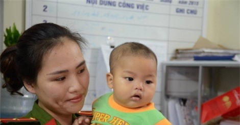 Bàn giao bé trai 7 tháng tuổi bị bỏ rơi vào trung tâm bảo trợ xã hội