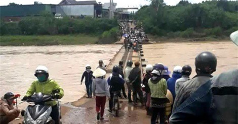 Đi qua cầu cùng mẹ, bé trai 8 tuổi bị nước cuốn trôi