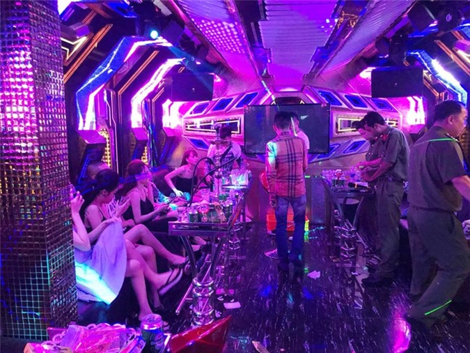 Đột kích quán karaoke, bắt quả tang gần 100 nam nữ đang thác loạn