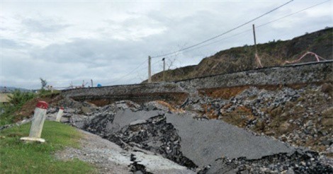 Nguyên nhân đường hàng chục tỷ ở Nghệ An chưa bàn giao đã sạt lở